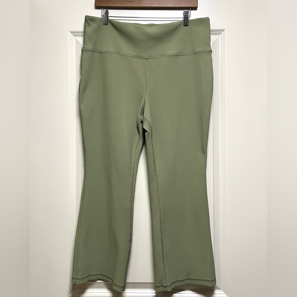 EUC Athleta Elation Rib Crop Flare Comfy High Rise Yoga Gym Pants Light Green 2X
